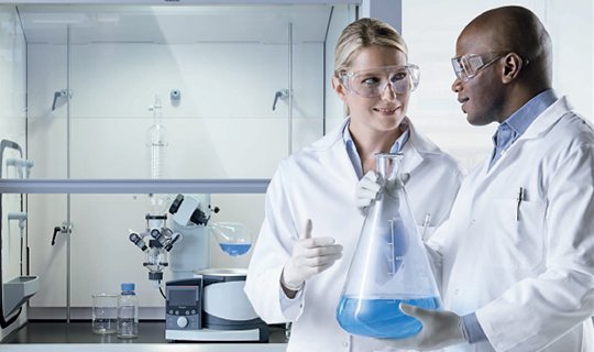 Zwei Mitarbeiter im Labor