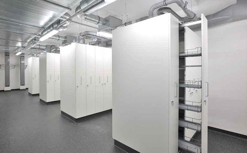 Pull-out cabinet